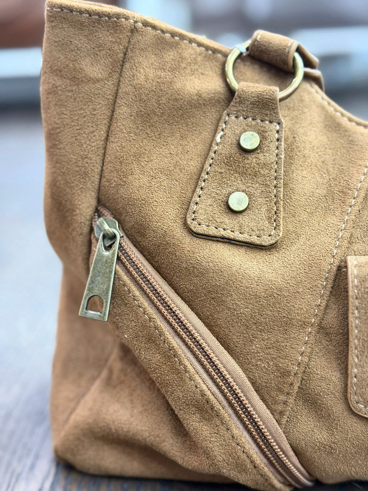 Sac à main femme en suédine marron ou noir à poches zippées