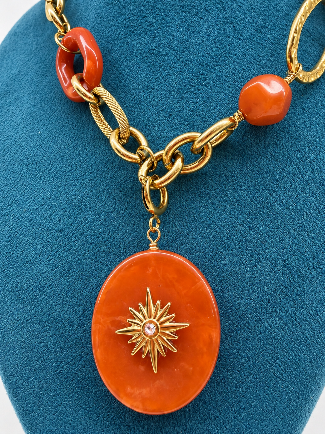 Collier doré avec pendentif étoilé orange en acétate