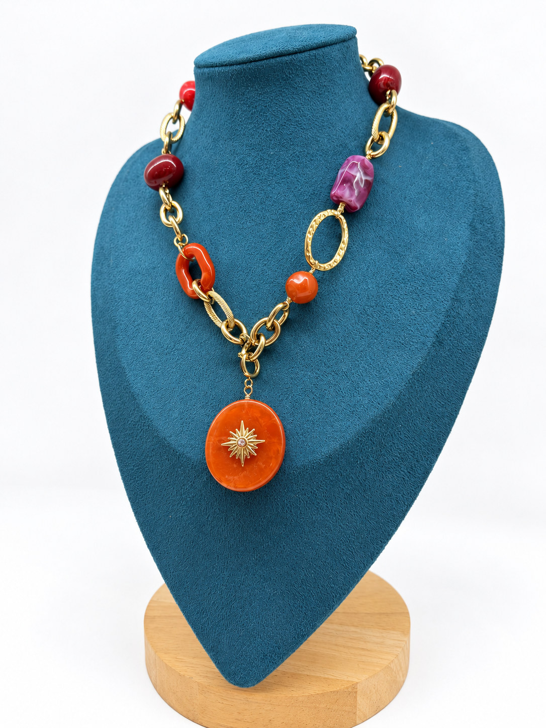 Collier doré avec pendentif étoilé orange en acétate