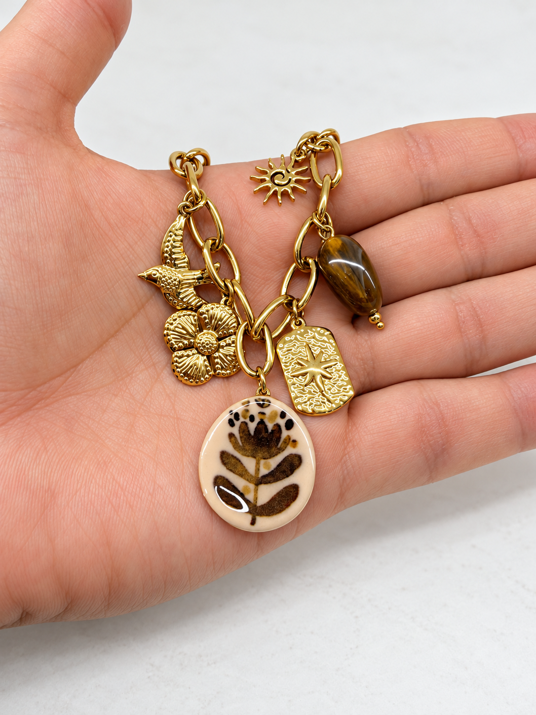 Collier doré à breloques et pendentifs marron