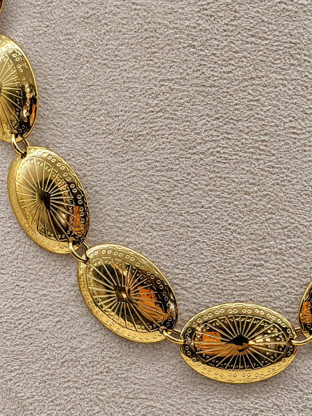 Collier doré en acier inoxydable à pampilles ovales gravées