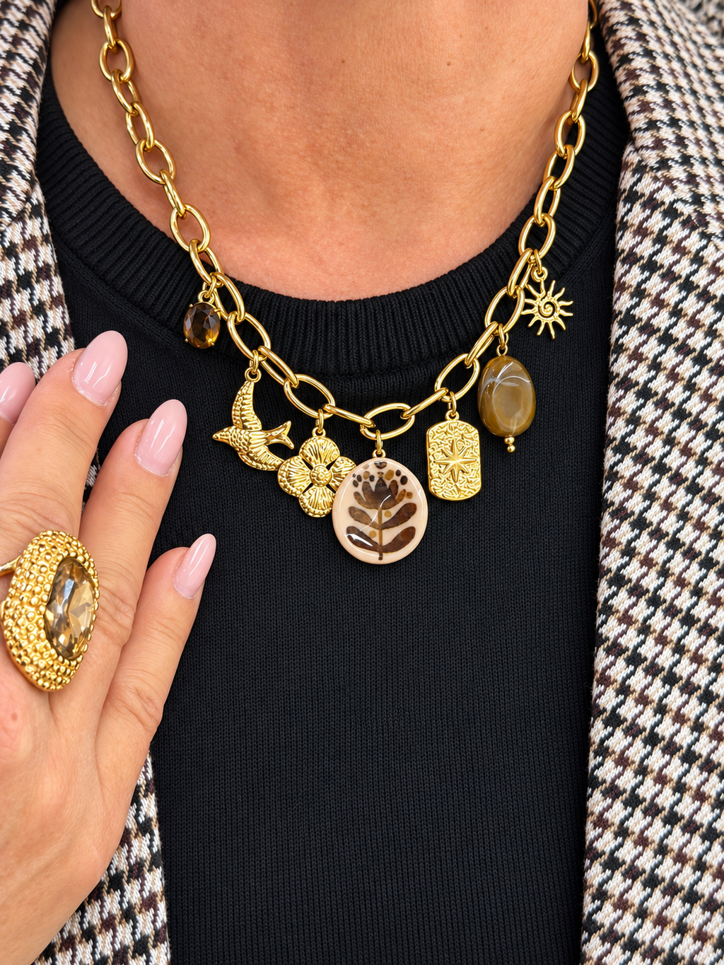 Collier doré à breloques et pendentifs marron