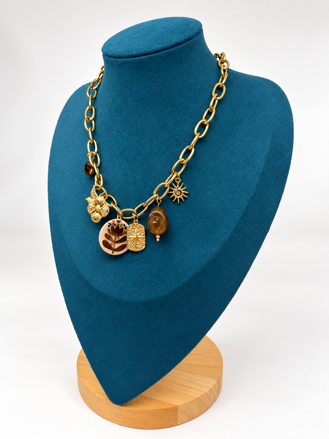Collier doré à breloques et pendentifs marron