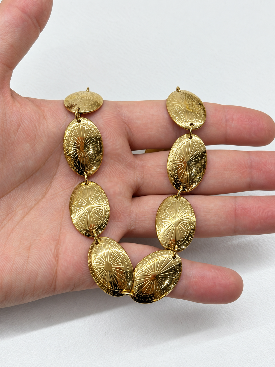 Collier doré en acier inoxydable à pampilles ovales gravées