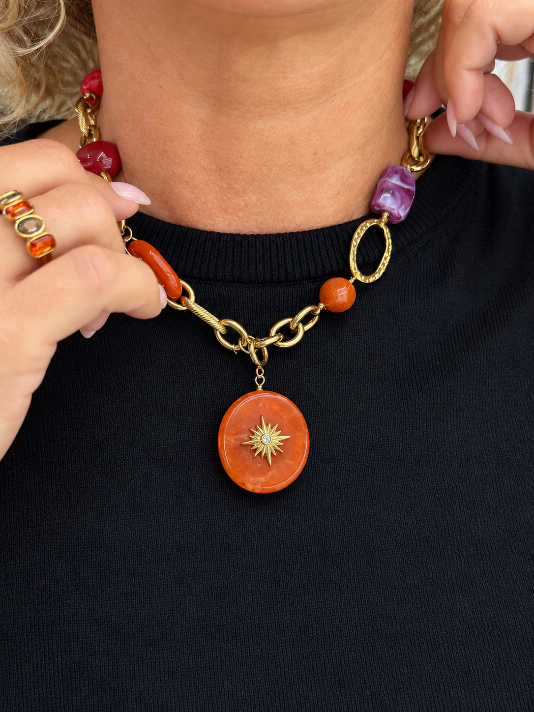 Collier doré avec pendentif étoilé orange en acétate