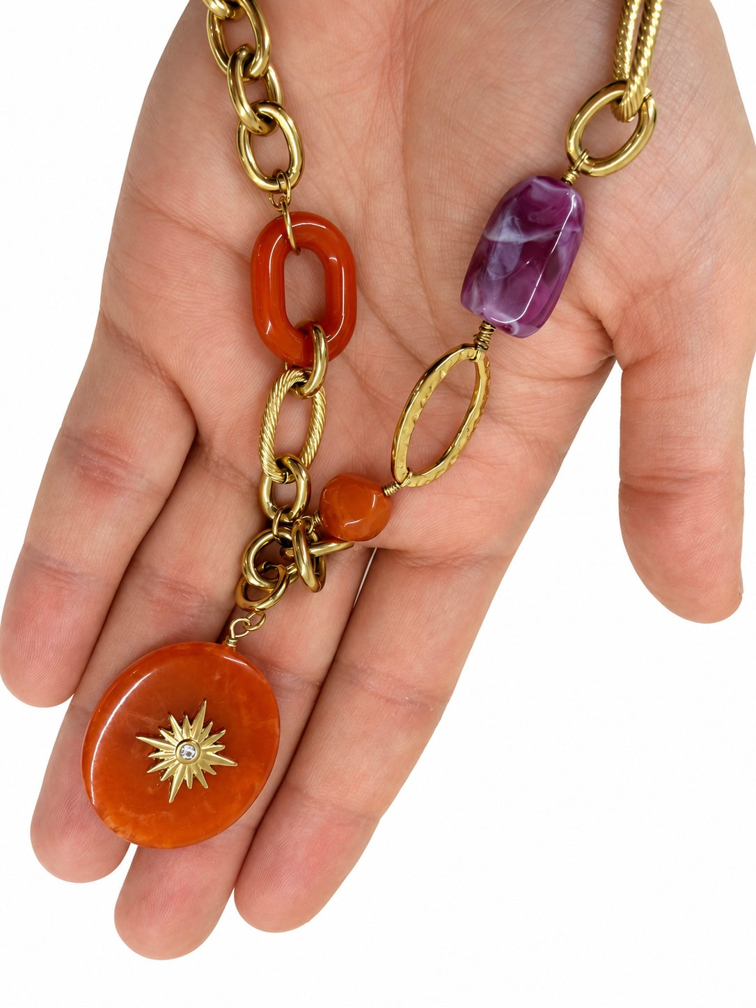 Collier doré avec pendentif étoilé orange en acétate