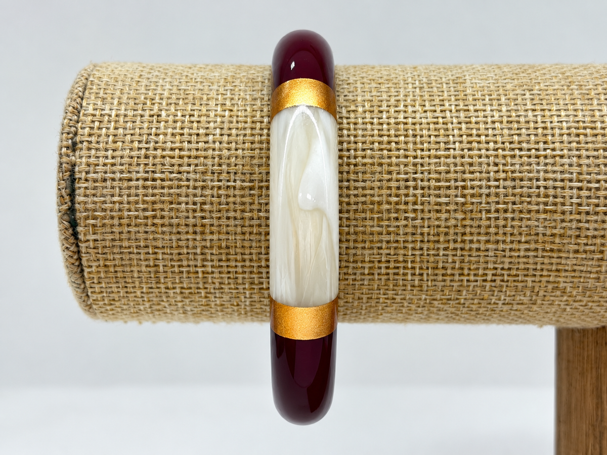 Bracelet jonc large en acétate multicolore et détails dorés