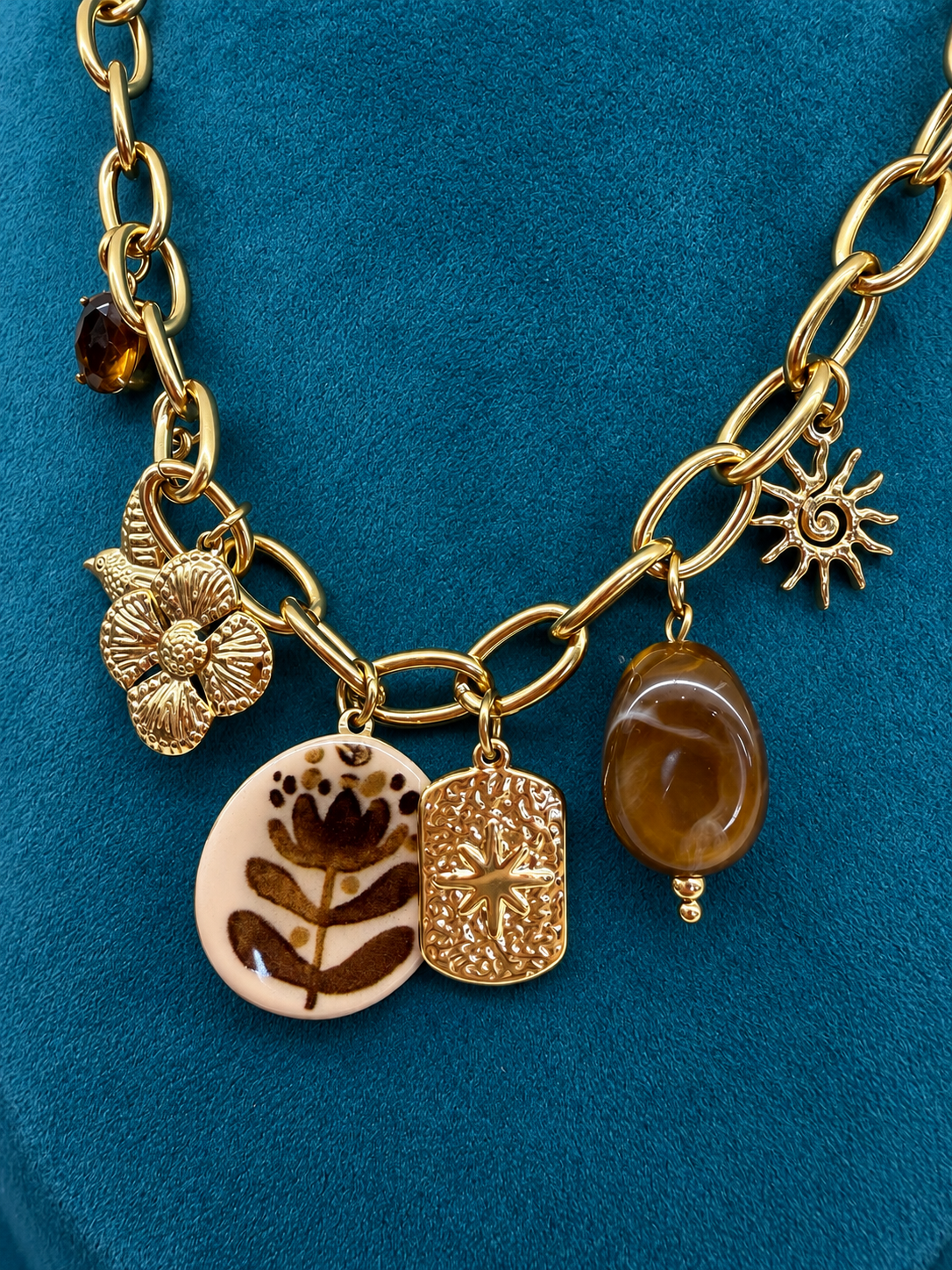 Collier doré à breloques et pendentifs marron