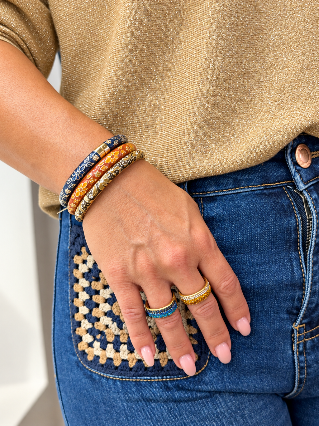Bague large dorée à cristaux multicolores et scintillants