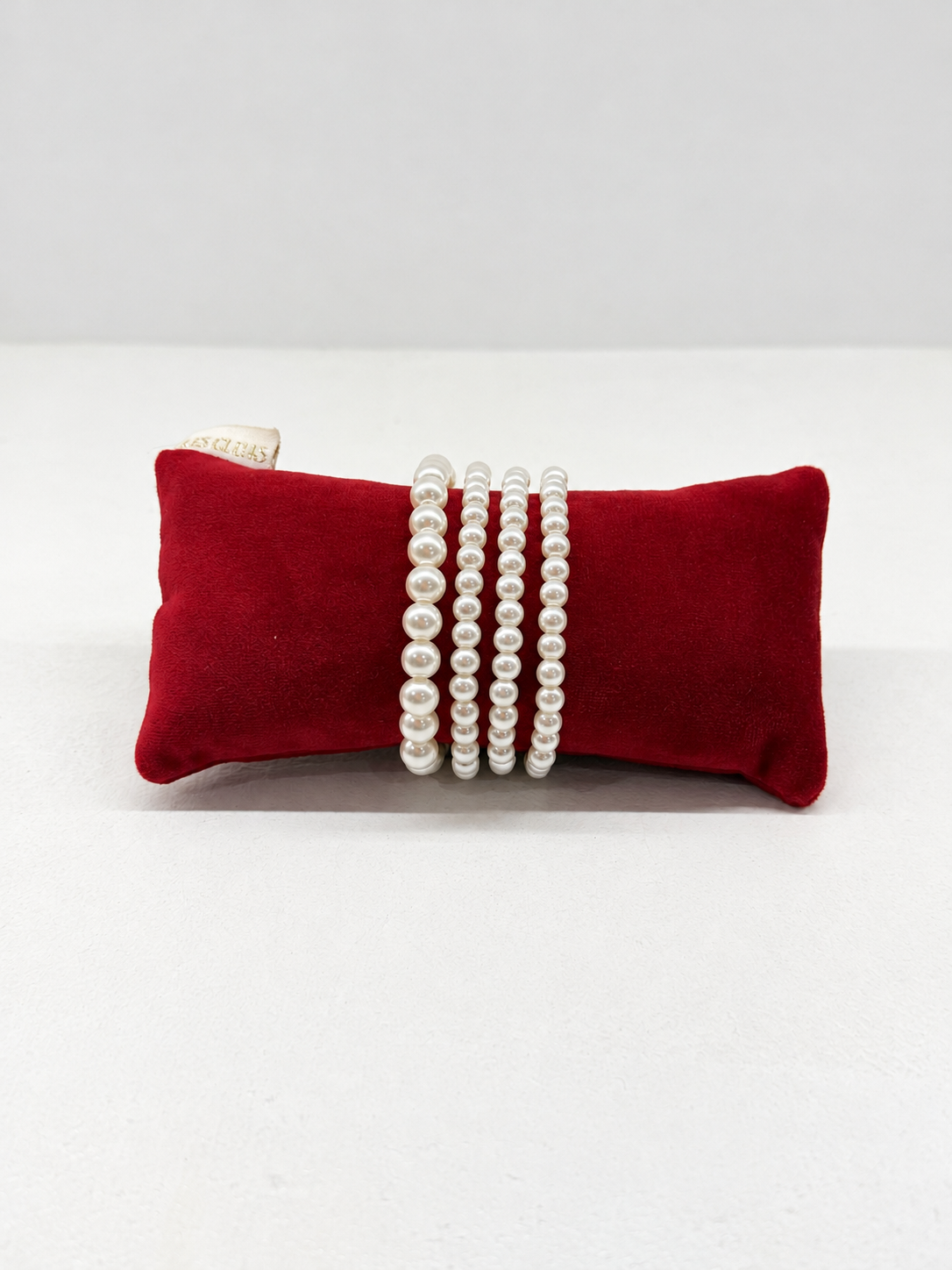 Bracelet à perles blanches nacrées et fermoir doré