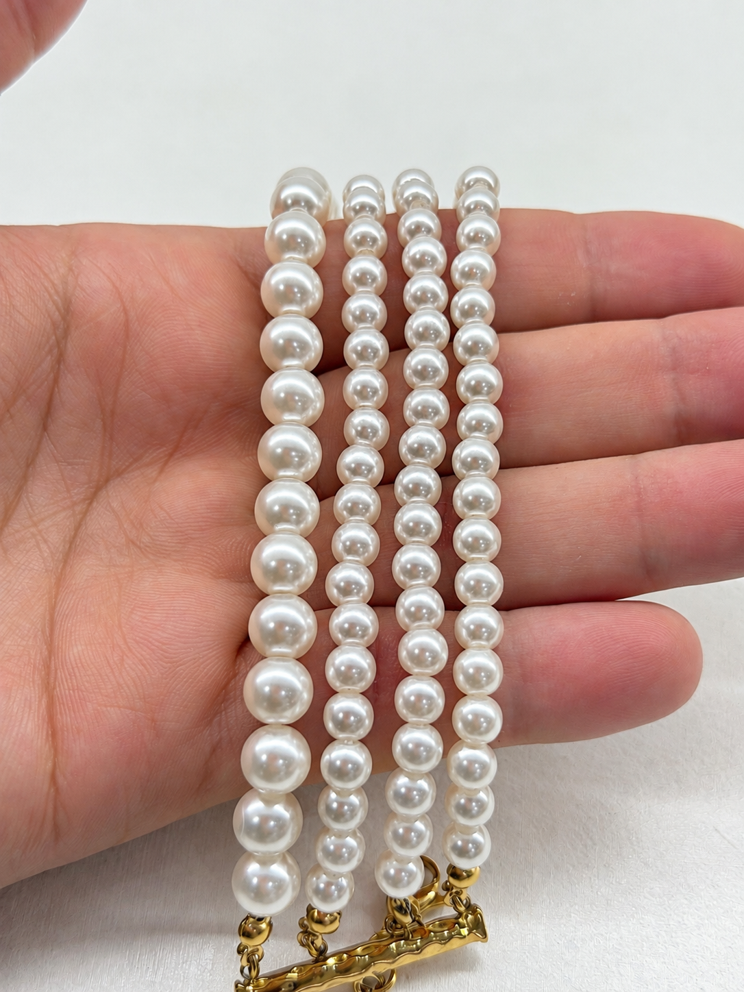 Bracelet à perles blanches nacrées et fermoir doré