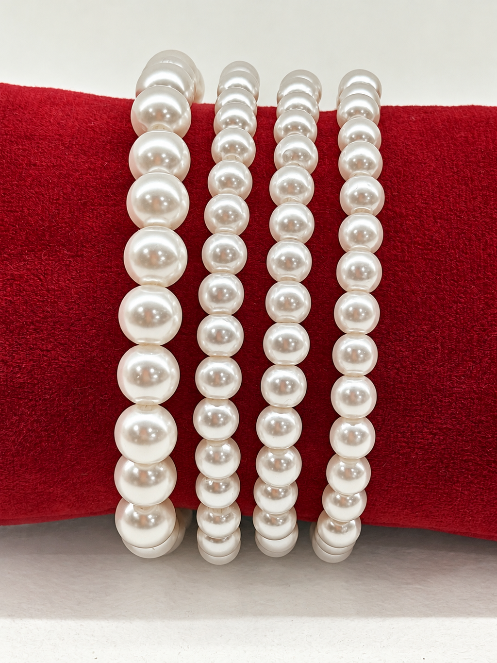 Bracelet à perles blanches nacrées et fermoir doré