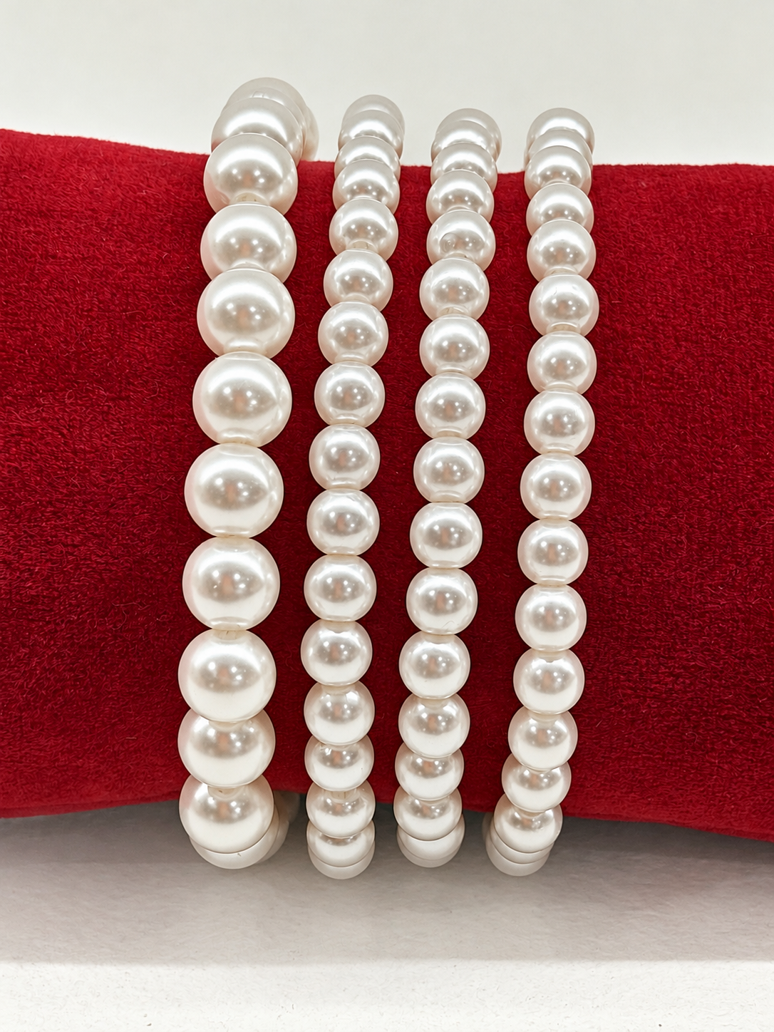 Bracelet à perles blanches nacrées et fermoir doré