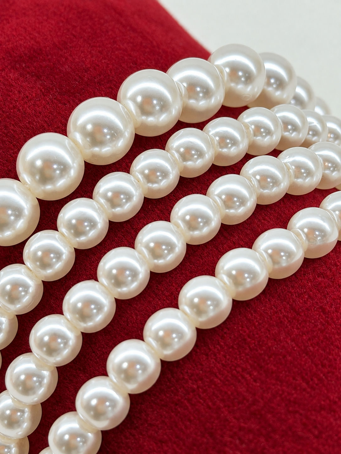 Bracelet à perles blanches nacrées et fermoir doré