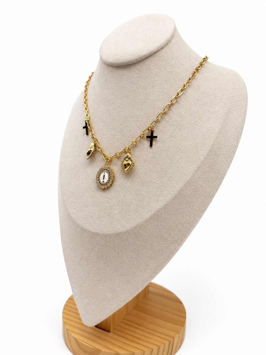 Collier doré à breloques croix, cœurs et médaille de la madone
