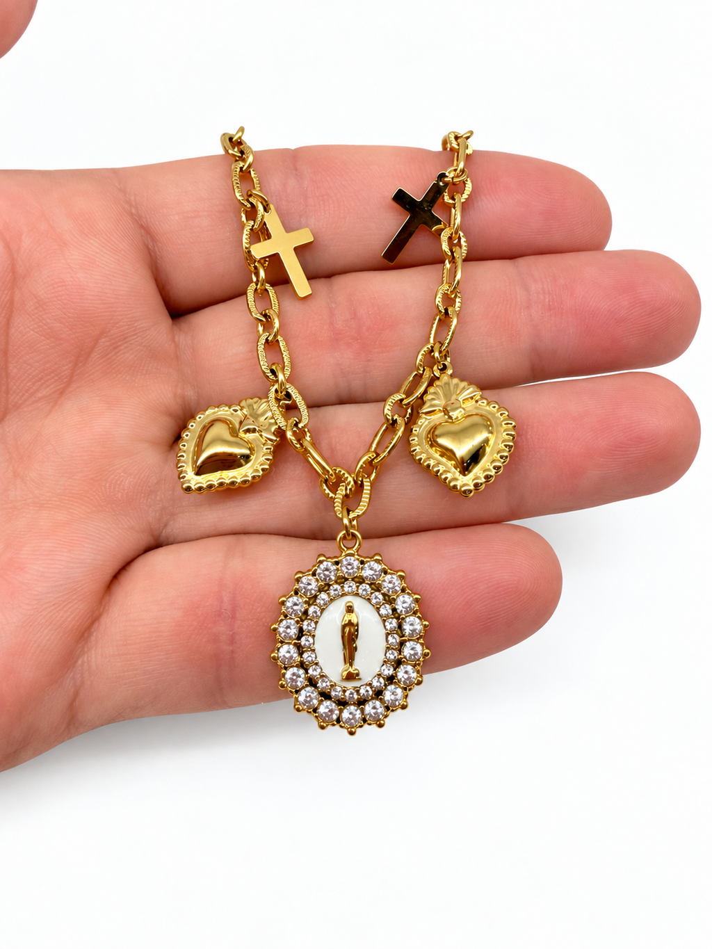 Collier doré à breloques croix, cœurs et médaille de la madone
