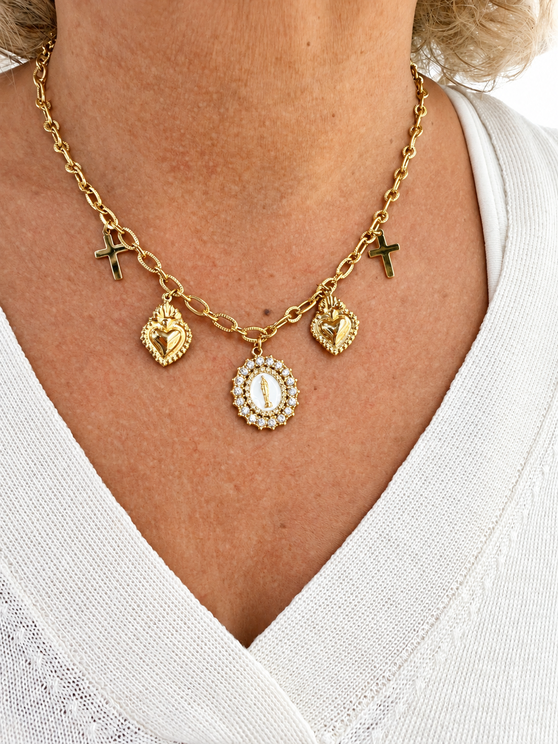 Collier doré à breloques croix, cœurs et médaille de la madone