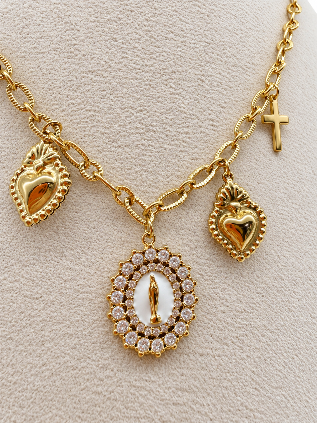 Collier doré à breloques croix, cœurs et médaille de la madone