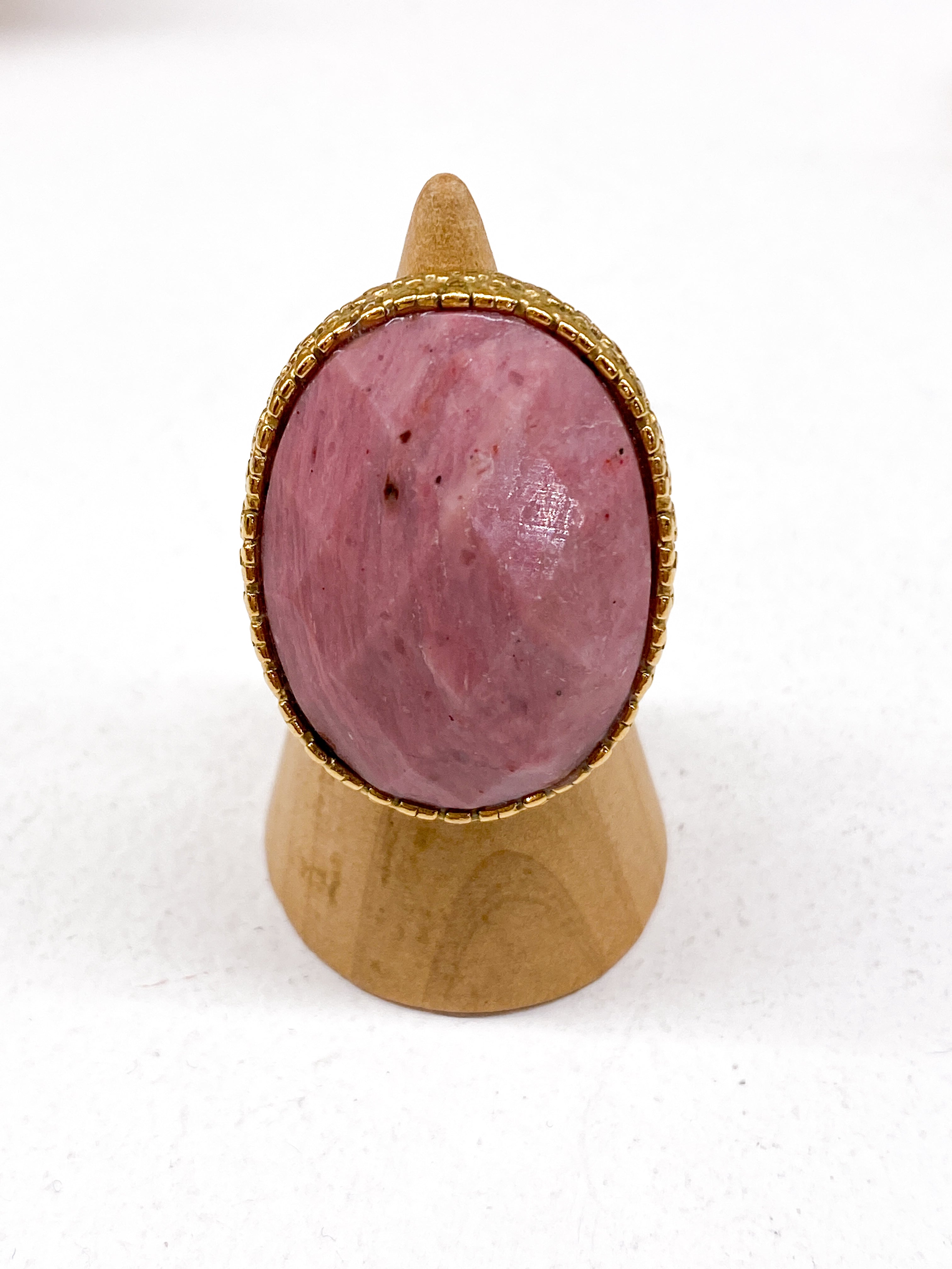 Grande bague dorée avec pierre naturelle ovale