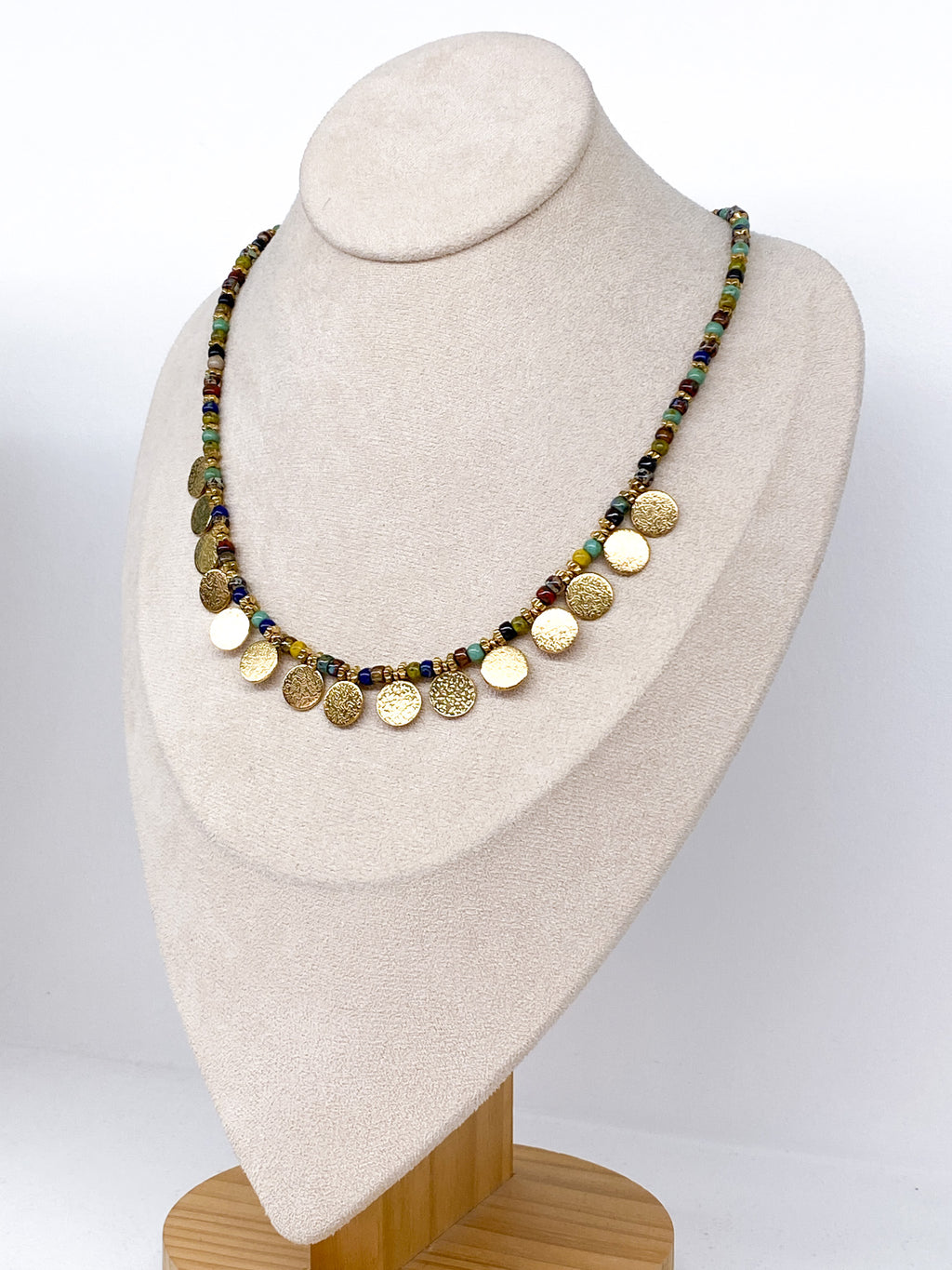 Collier perles en pierre naturelle et pampilles martelées