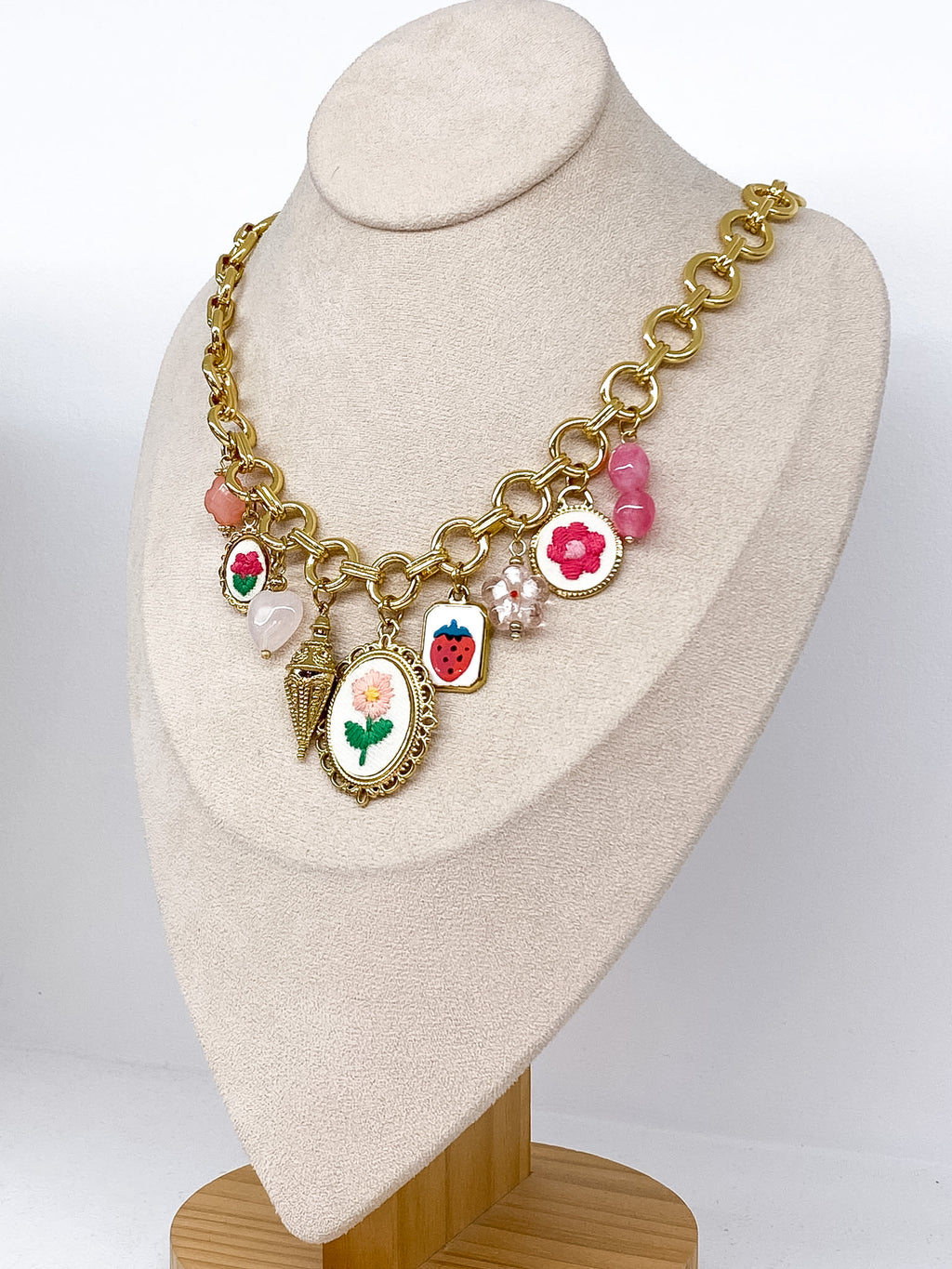Collier grosse chaîne dorée avec pampilles roses