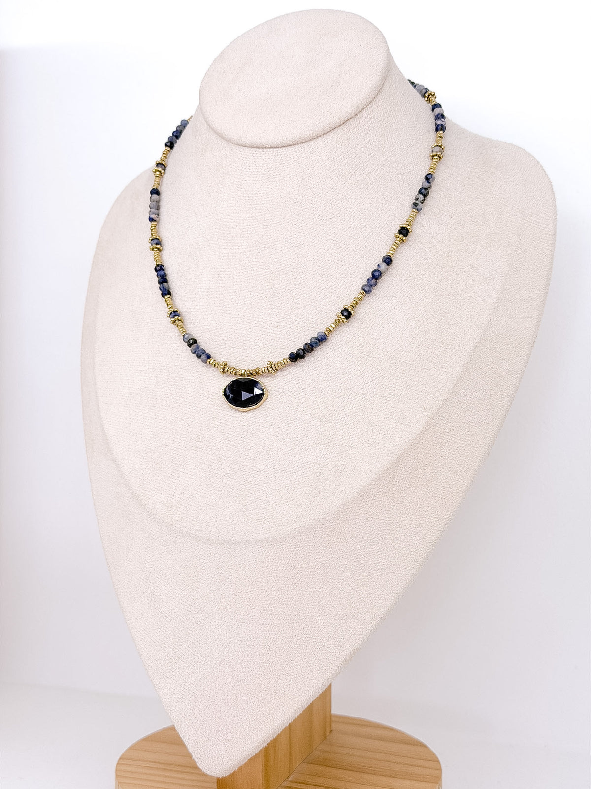 Collier doré en pierres semi-précieuses et pendentif ovale