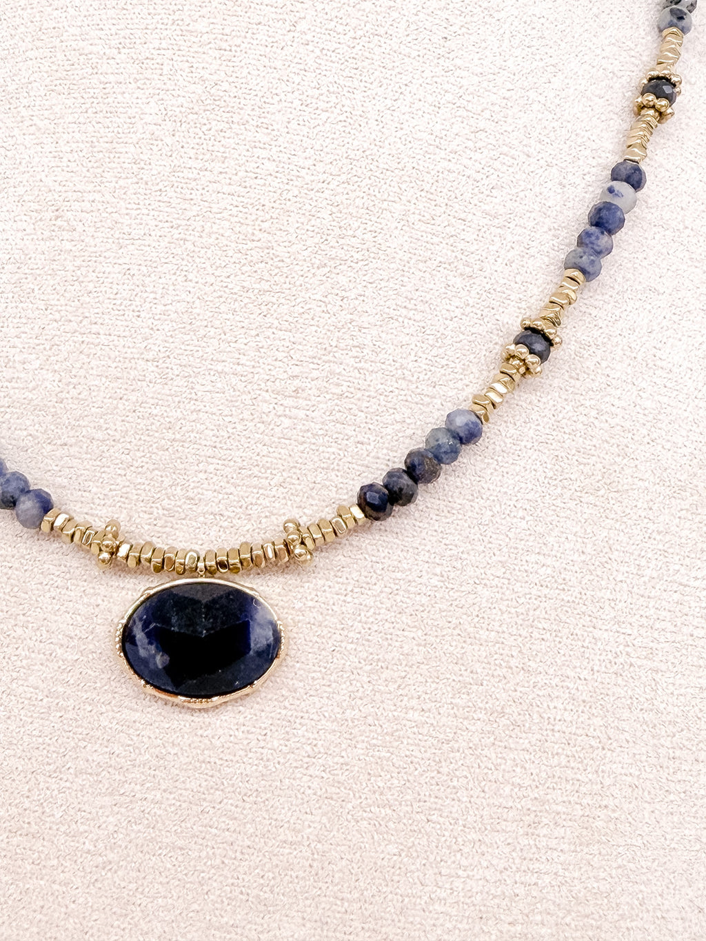Collier doré en pierres semi-précieuses et pendentif ovale