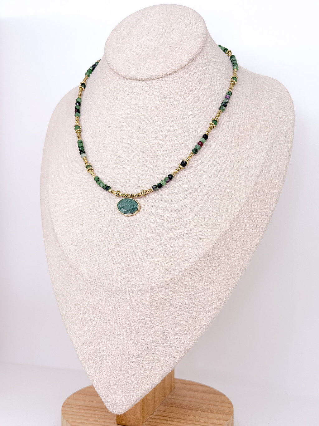 Collier doré en pierres semi-précieuses et pendentif ovale
