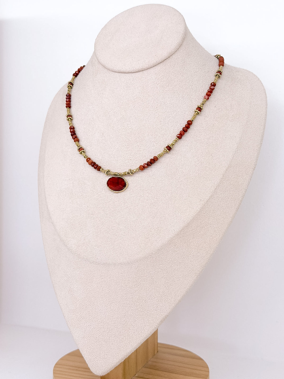 Collier doré en pierres semi-précieuses et pendentif ovale