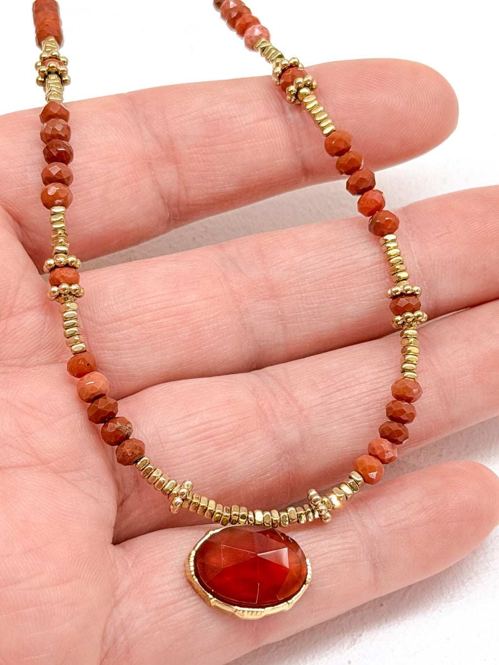 Collier doré en pierres semi-précieuses et pendentif ovale