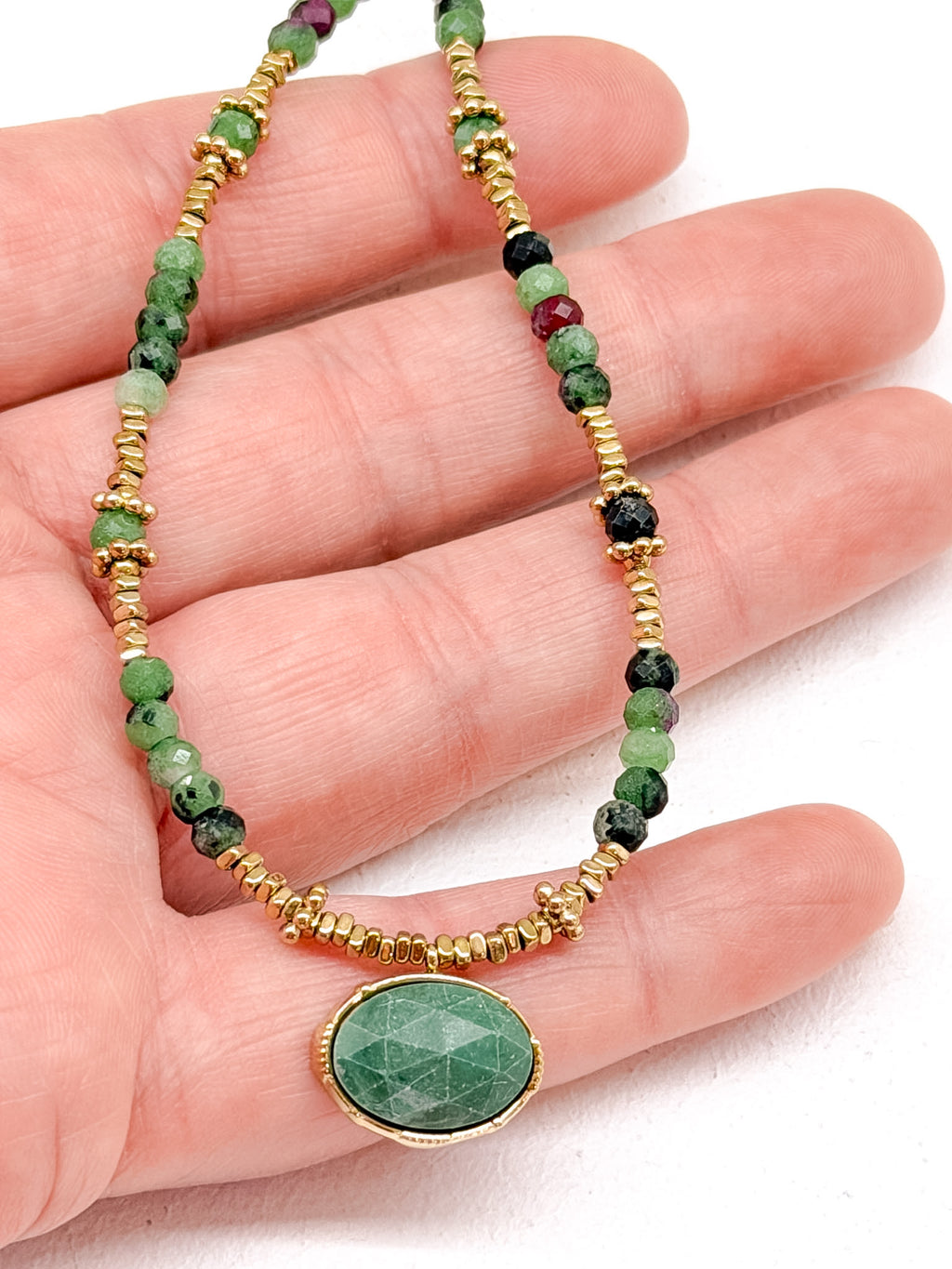 Collier doré en pierres semi-précieuses et pendentif ovale
