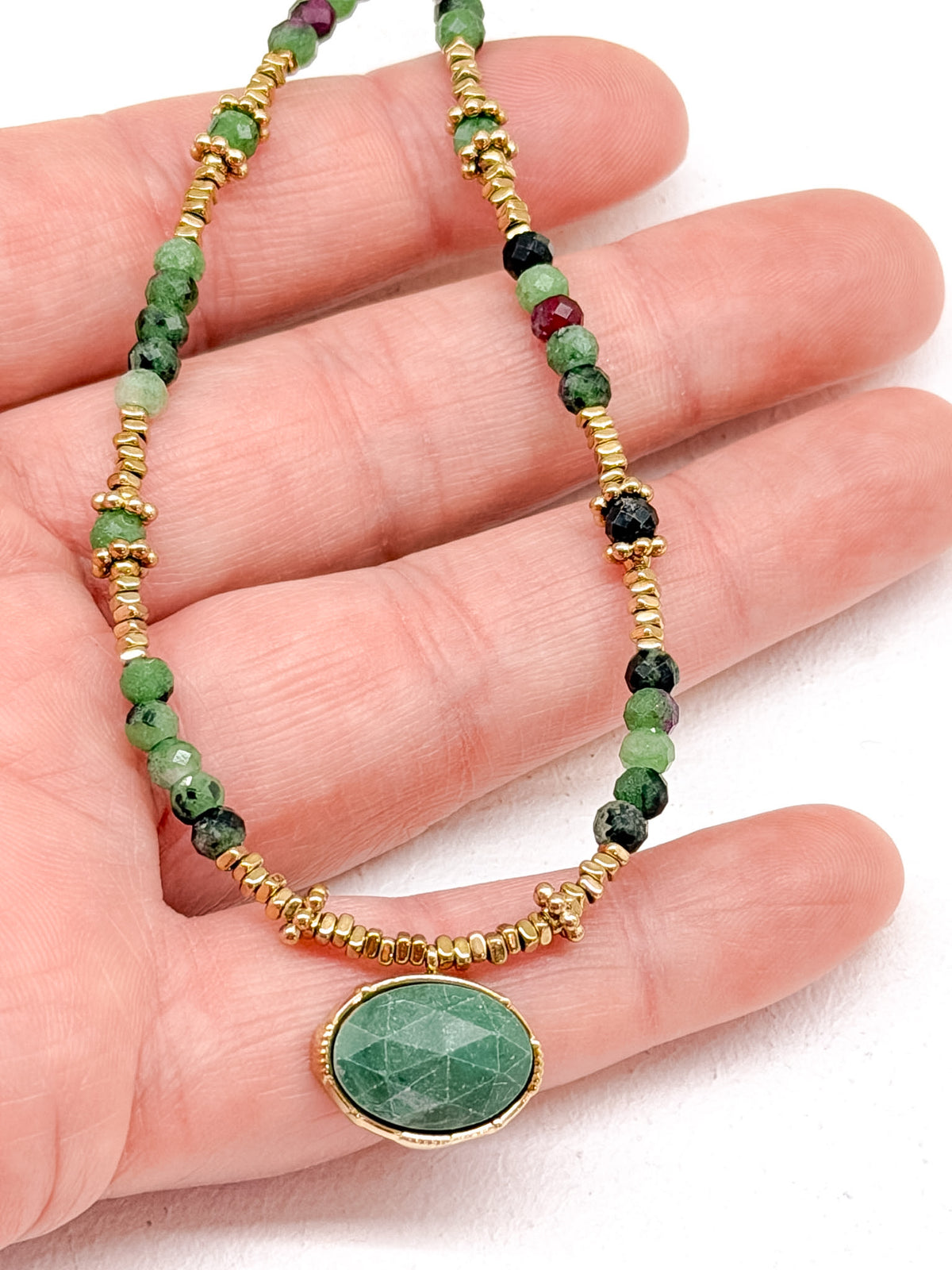Collier doré en pierres semi-précieuses et pendentif ovale