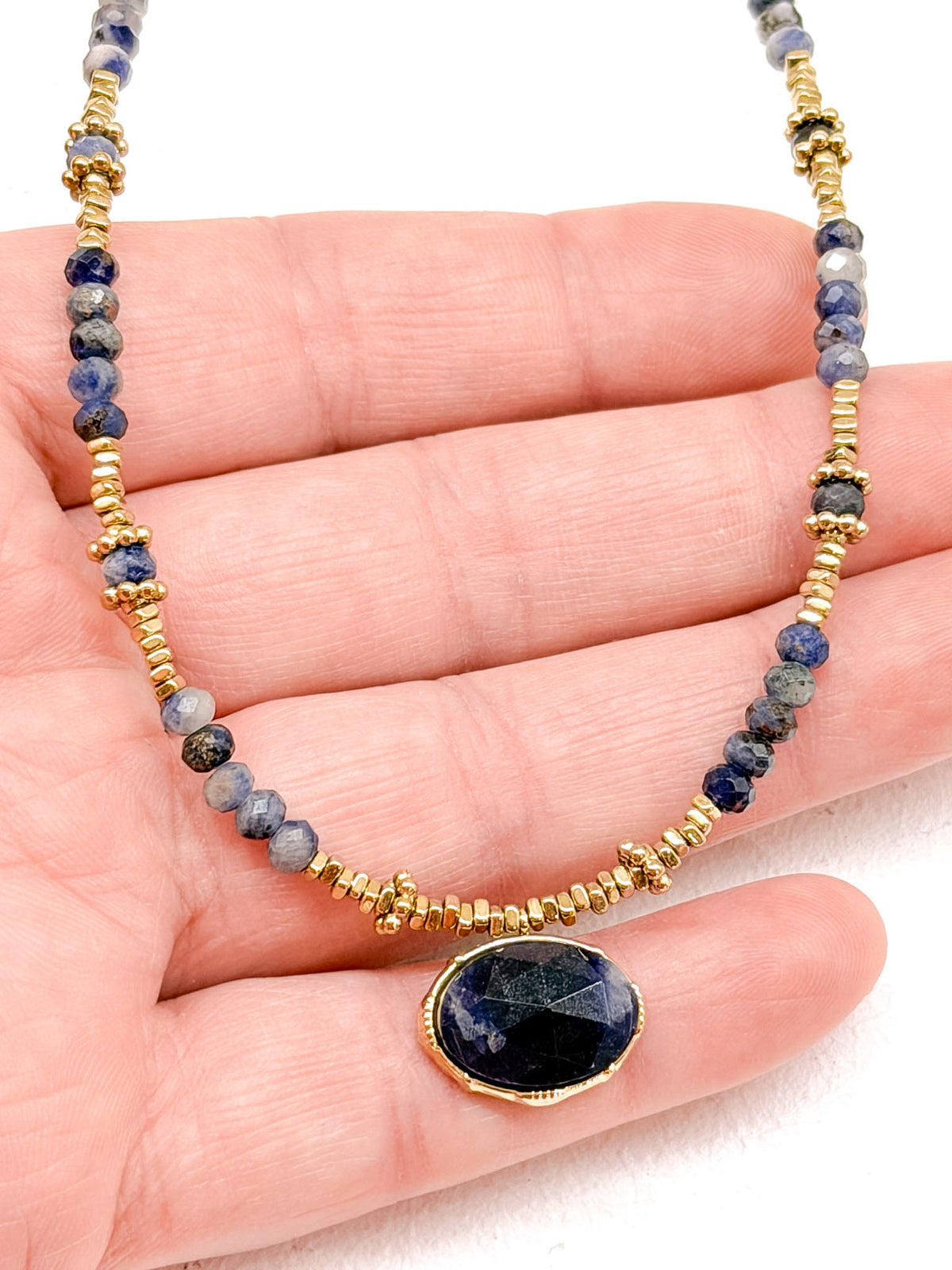 Collier doré en pierres semi-précieuses et pendentif ovale