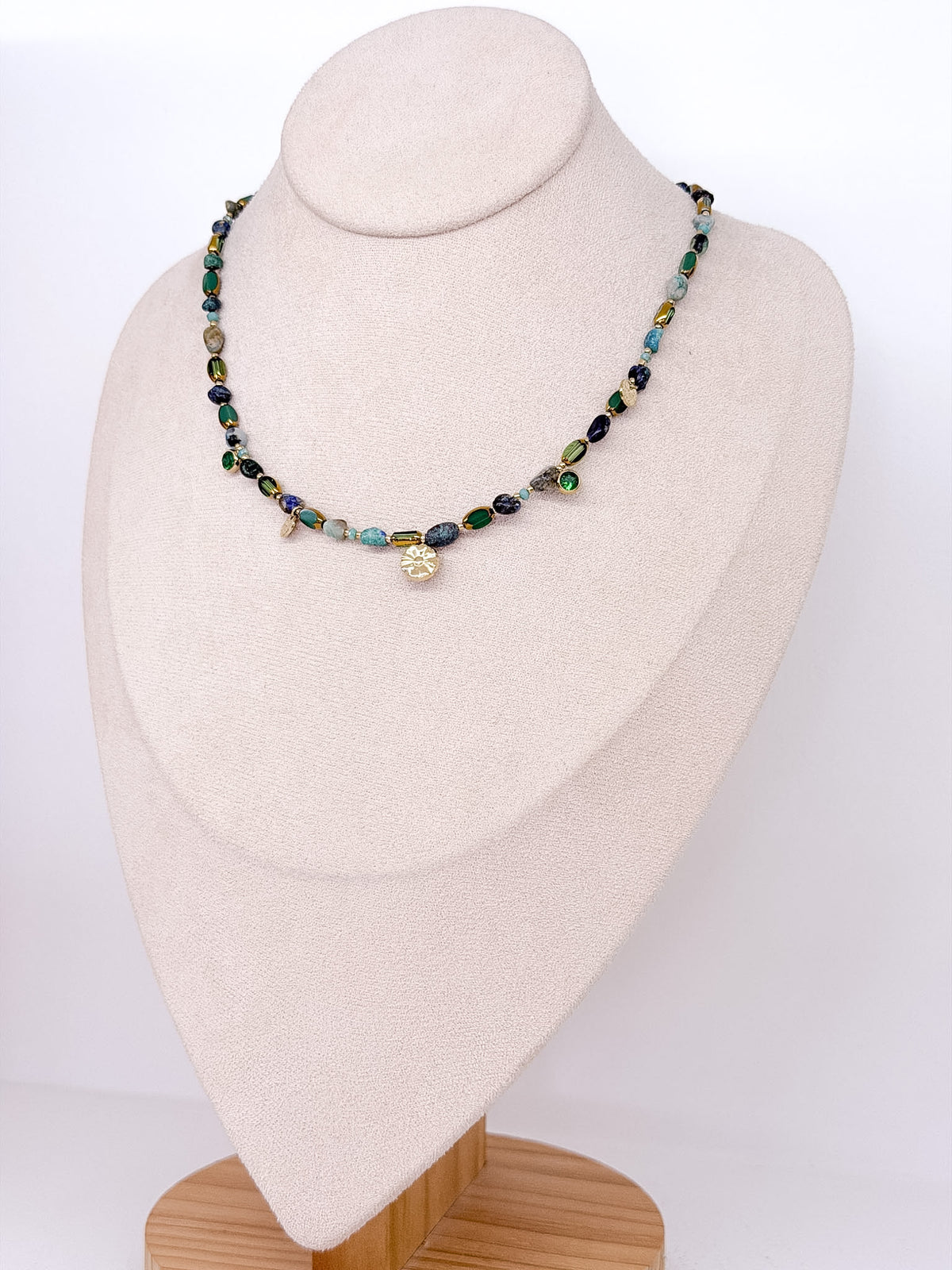 Collier tendance à perles variées et détails dorés
