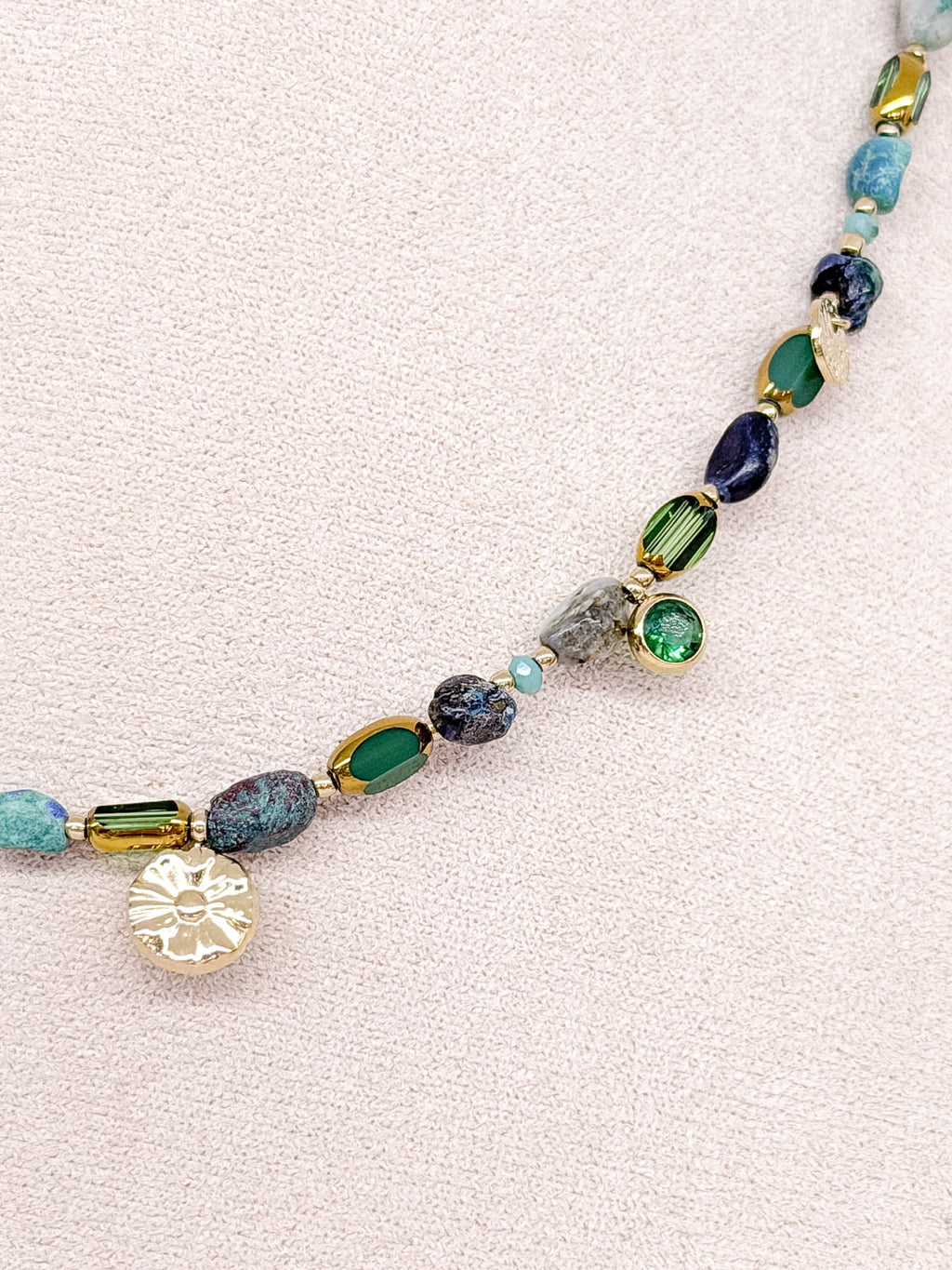 Collier tendance à perles variées et détails dorés