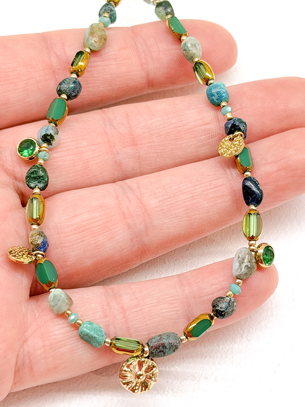 Collier tendance à perles variées et détails dorés