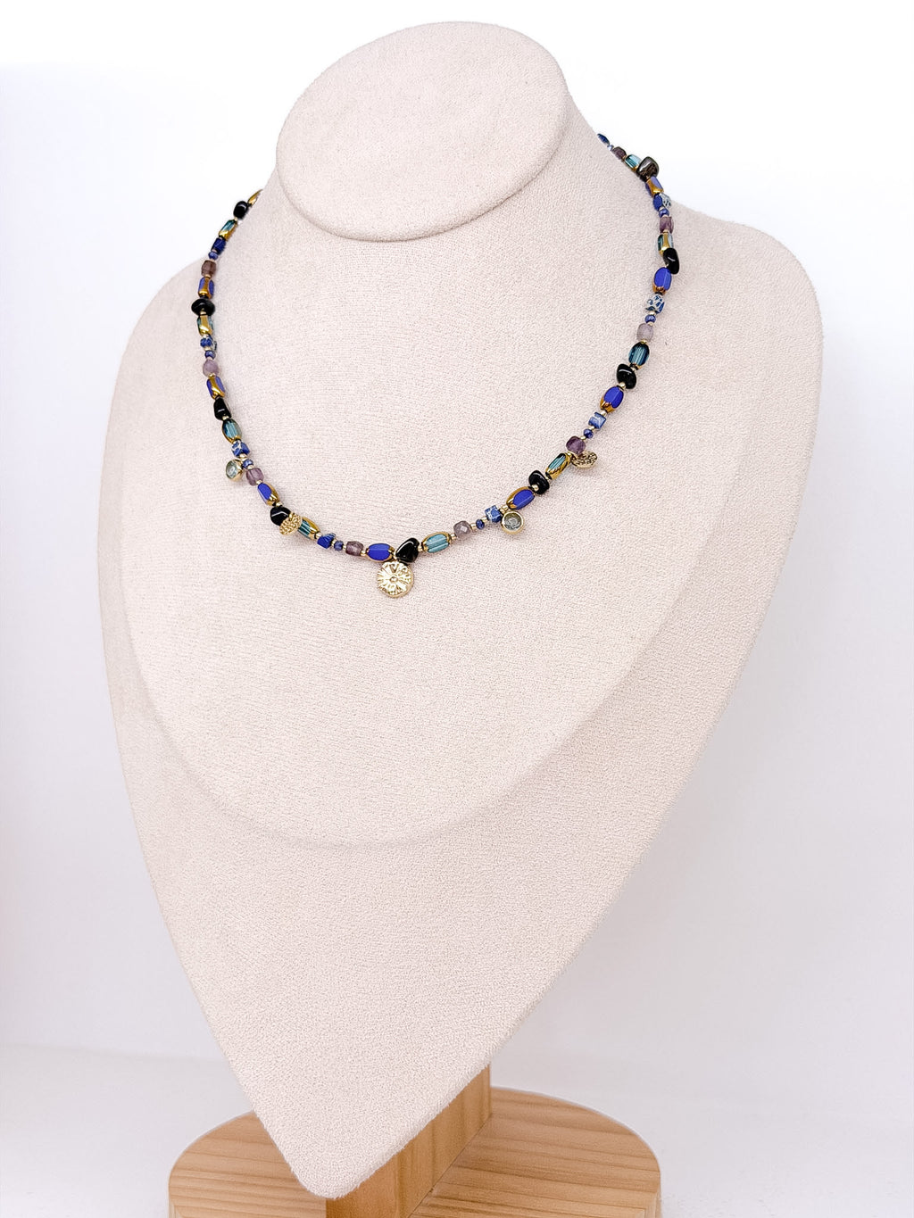 Collier tendance à perles variées et détails dorés