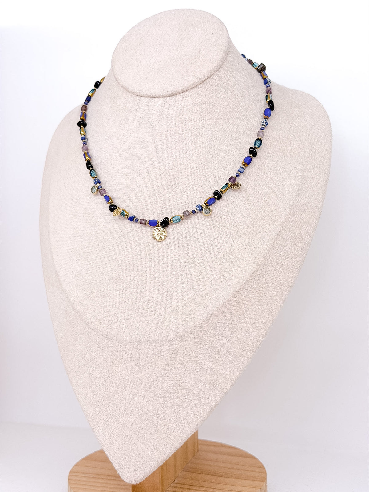 Collier tendance à perles variées et détails dorés