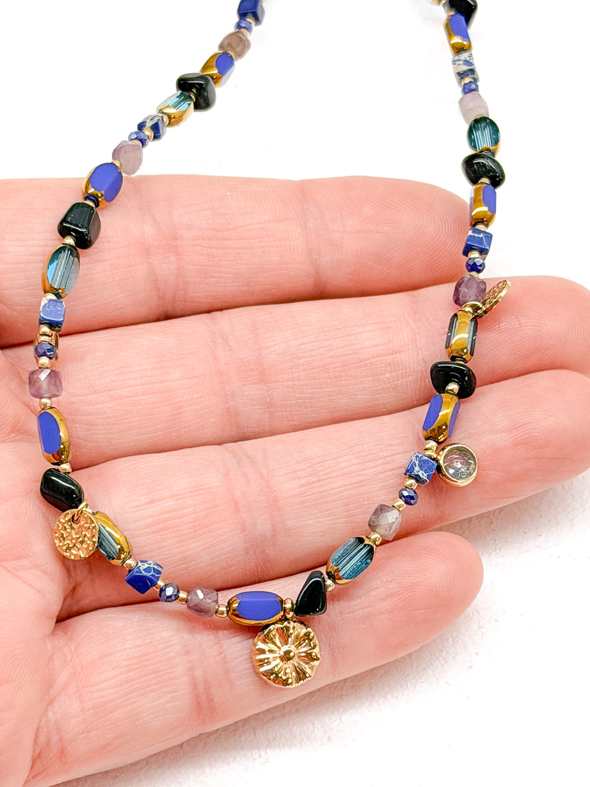 Collier tendance à perles variées et détails dorés