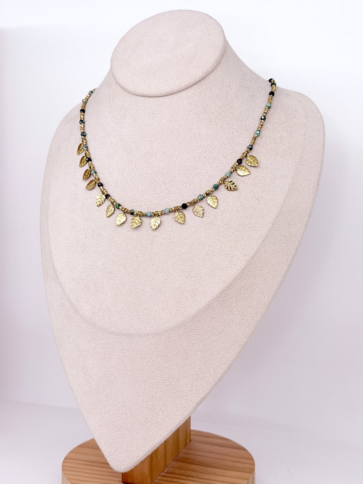 Collier aux pierres facettées et feuilles dorées en acier inoxydable