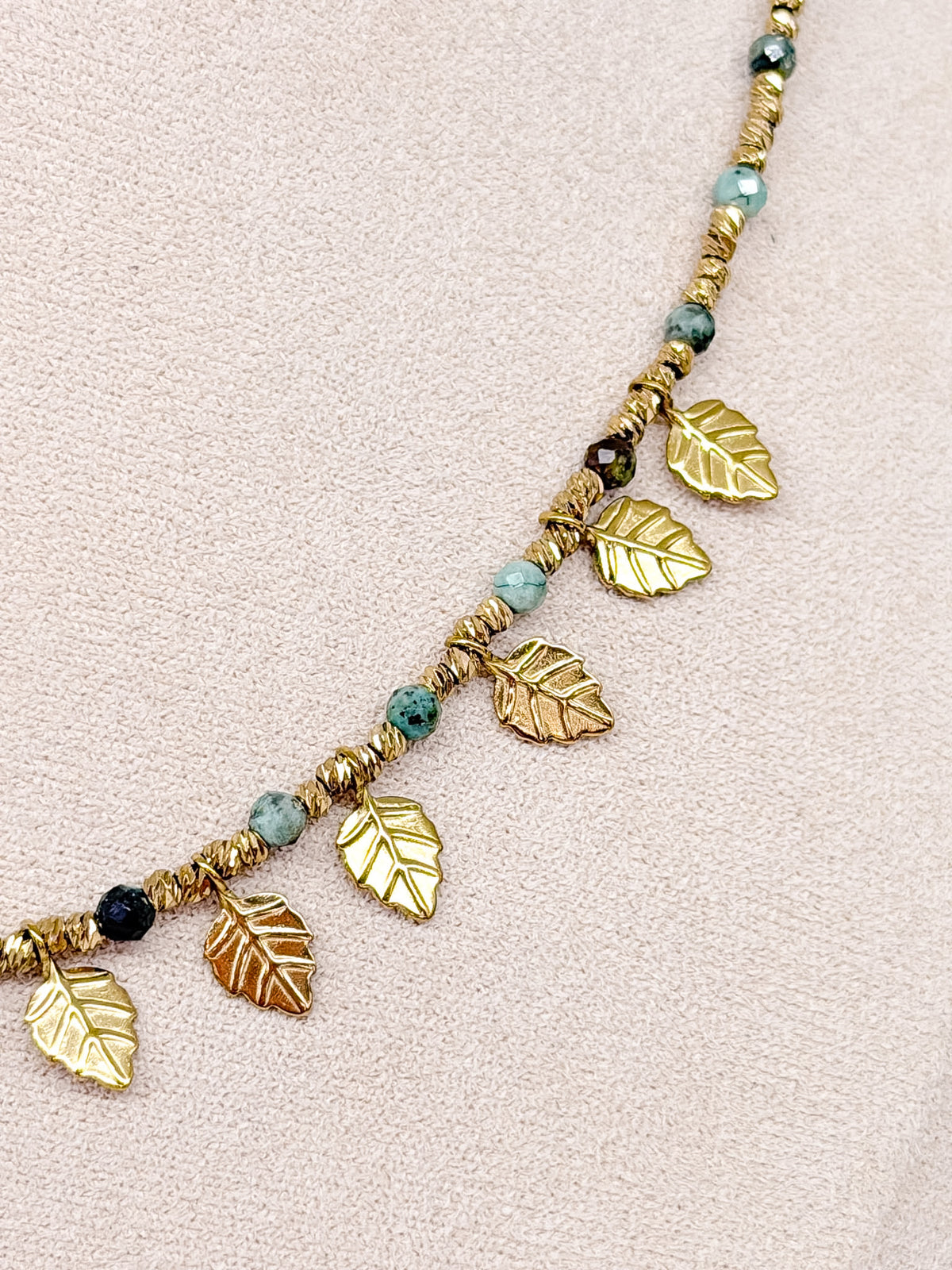 Collier aux pierres facettées et feuilles dorées en acier inoxydable