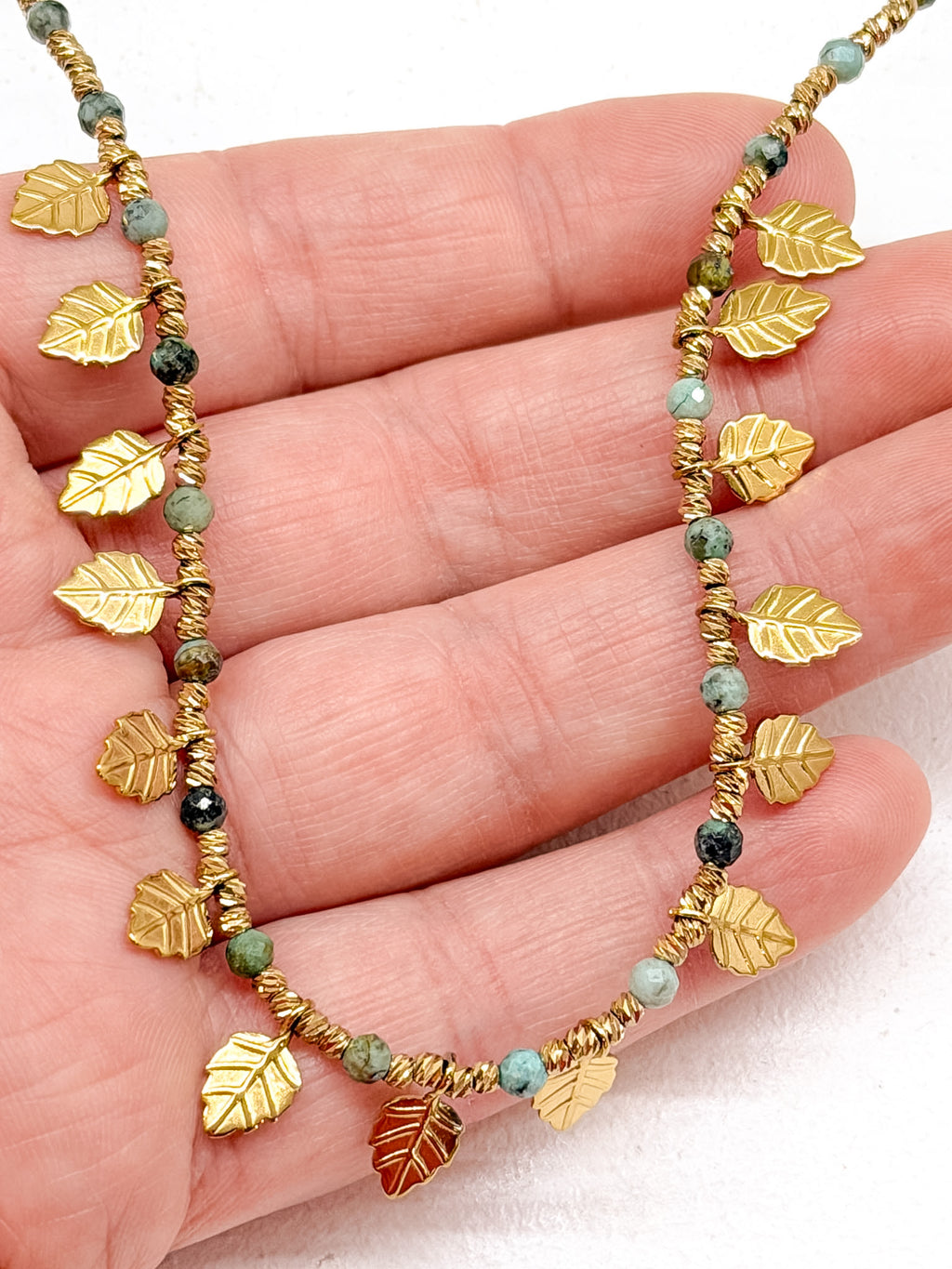 Collier aux pierres facettées et feuilles dorées en acier inoxydable