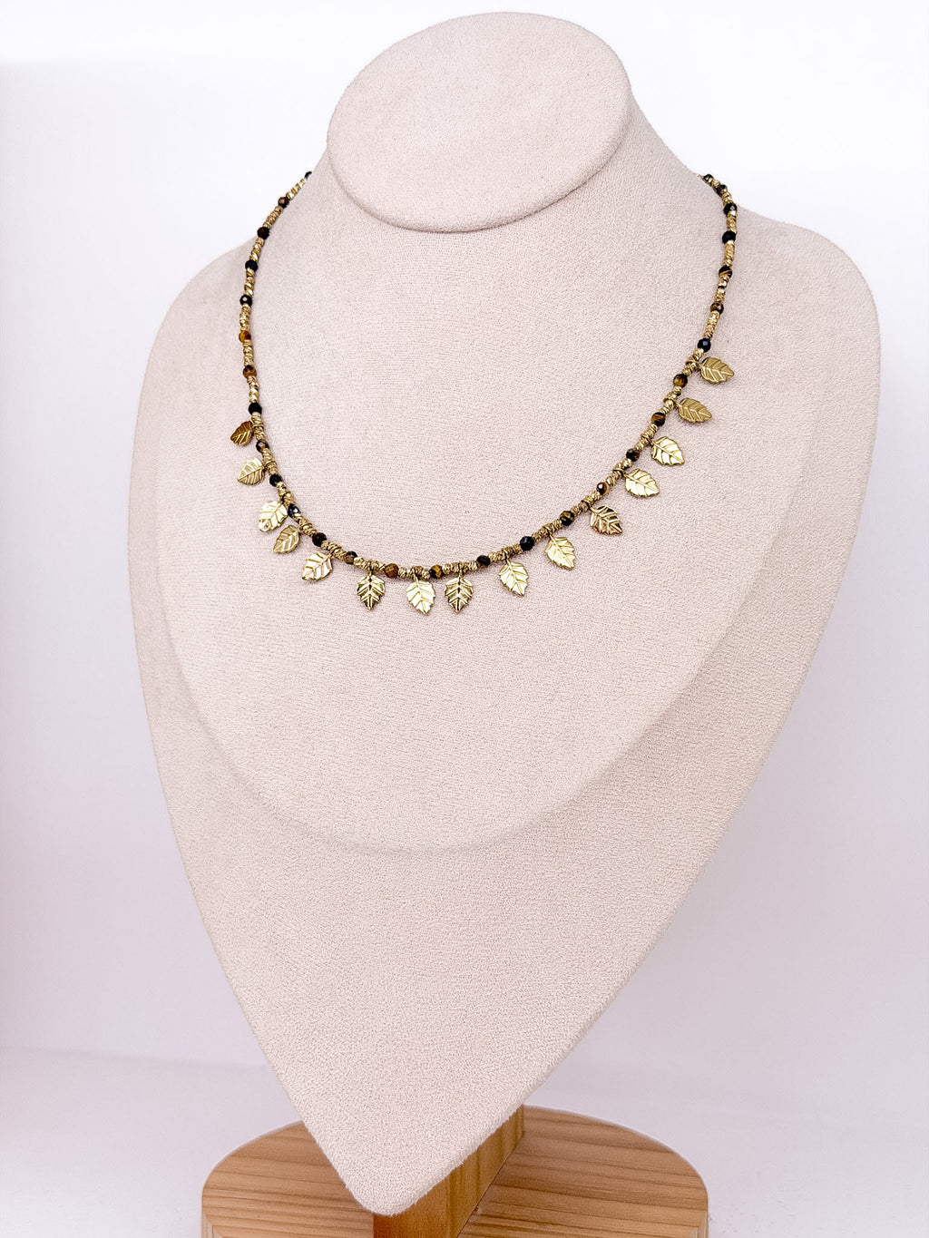 Collier aux pierres facettées et feuilles dorées en acier inoxydable