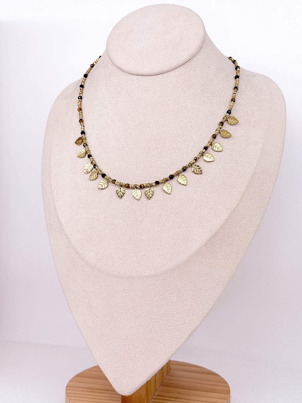 Collier aux pierres facettées et feuilles dorées en acier inoxydable