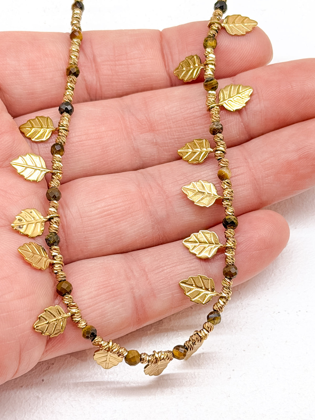 Collier aux pierres facettées et feuilles dorées en acier inoxydable