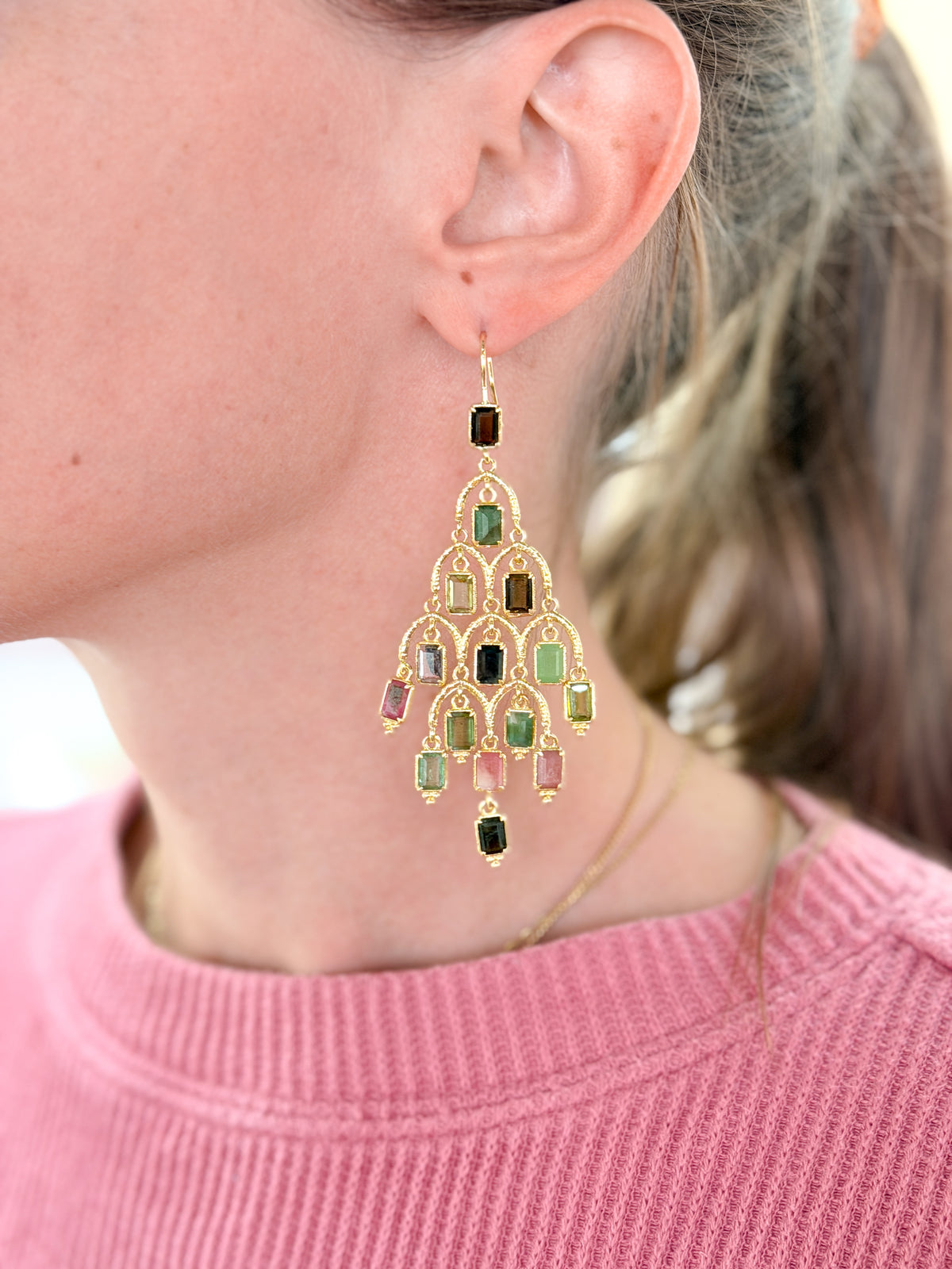 Boucles d’oreilles longues dorées aux pierres naturelles multicolores