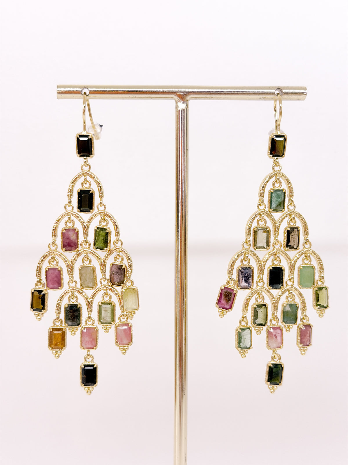Boucles d’oreilles longues dorées aux pierres naturelles multicolores