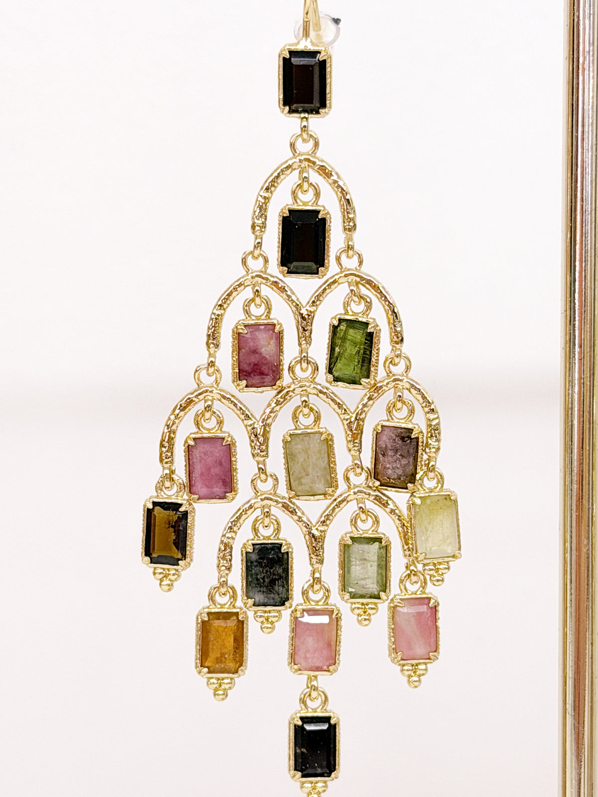 Boucles d’oreilles longues dorées aux pierres naturelles multicolores