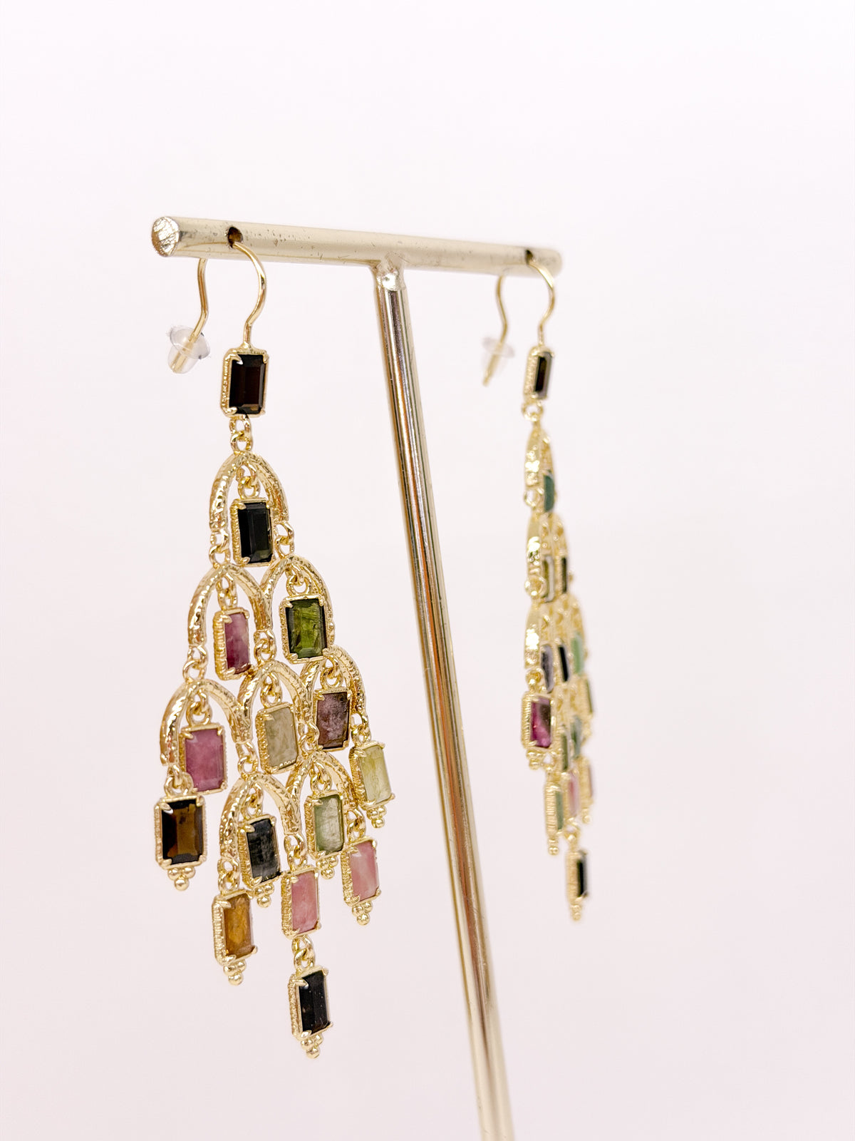 Boucles d’oreilles longues dorées aux pierres naturelles multicolores
