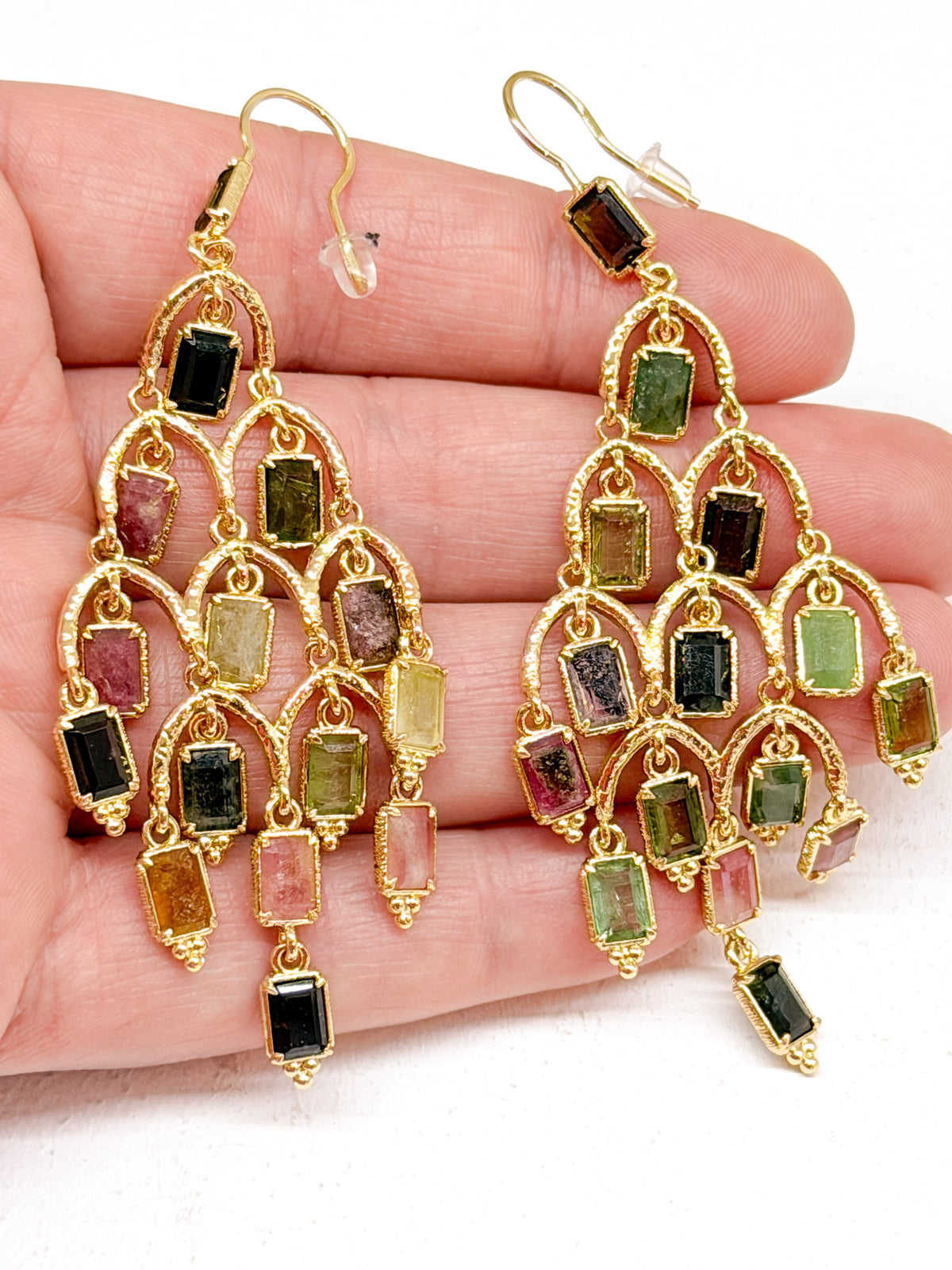 Boucles d’oreilles longues dorées aux pierres naturelles multicolores